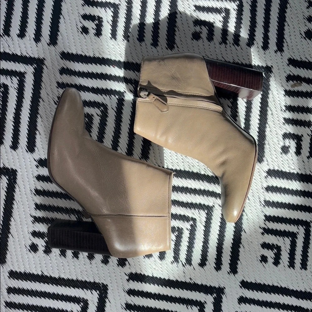 ❤️Tory Burch Size 9 Elegant Tan Ankle Boots - Picture 1 of 3